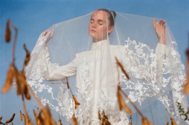 Güzel gelin beyaz gelinlik kostüm. alan, Mısır beyaz kadın boquet peçe