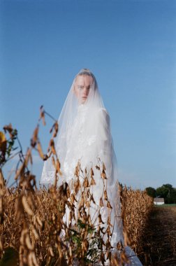 Güzel gelin beyaz gelinlik kostüm. alan, Mısır beyaz kadın boquet peçe