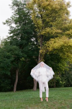 Güzel gelin beyaz gelinlik kostüm. alan, Mısır beyaz kadın boquet peçe