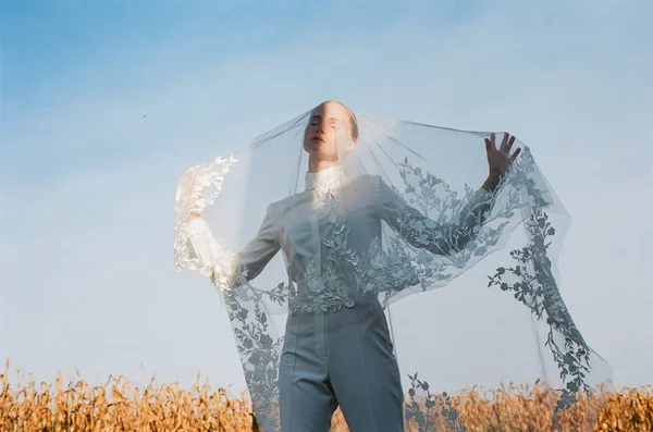 Güzel gelin beyaz gelinlik kostüm. alan, Mısır beyaz kadın boquet peçe