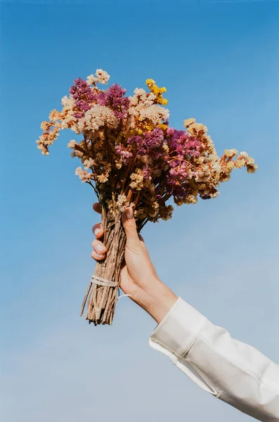 Güzel gelin beyaz gelinlik kostüm. alan, Mısır beyaz kadın boquet peçe