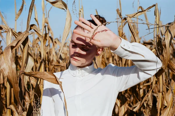Güzel gelin beyaz gelinlik kostüm. alan, Mısır beyaz kadın boquet peçe