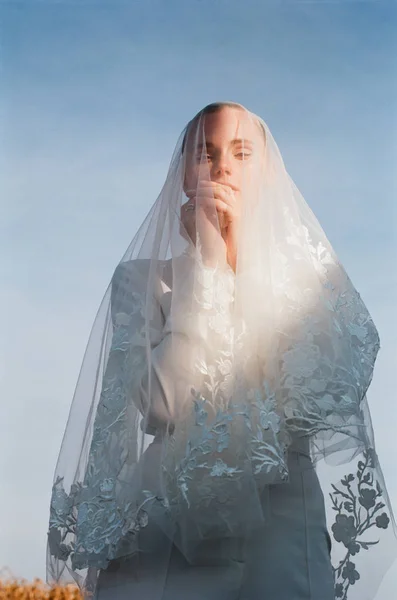 Güzel gelin beyaz gelinlik kostüm. alan, Mısır beyaz kadın boquet peçe