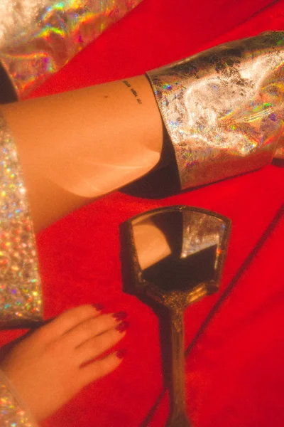 Güzel model kırmızı arka plan üzerinde stüdyoda poz