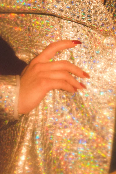 Güzel model kırmızı arka plan üzerinde stüdyoda poz