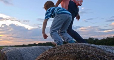 Anne ve oğlunun güzel yeşil tarlada koştuğu görüntüler.