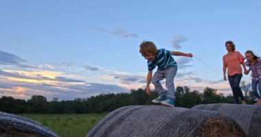 Akşamları güzel yeşil arazide ailenin Hays 'e atladığı görüntüler.