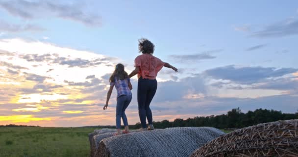 Scenic Footage Mother Daughter Running Hays Beautiful Green Field Evening — Stock Video