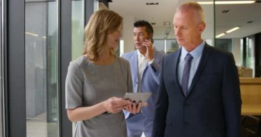 Tabletli Kadın Koridorda Cep Telefonu Olan Adam ve Adamla Konuşuyor