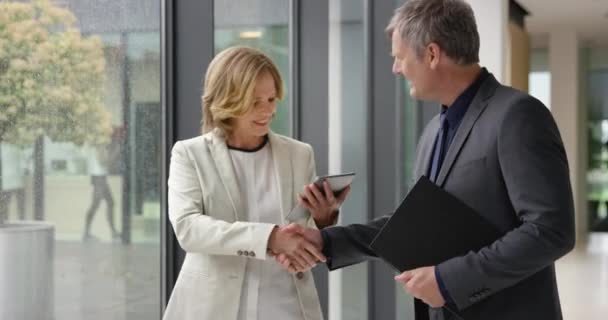 Hombre Mujer Vestida Formalmente Pie Ventana Oficina Hablando Sobre Tableta — Vídeos de Stock