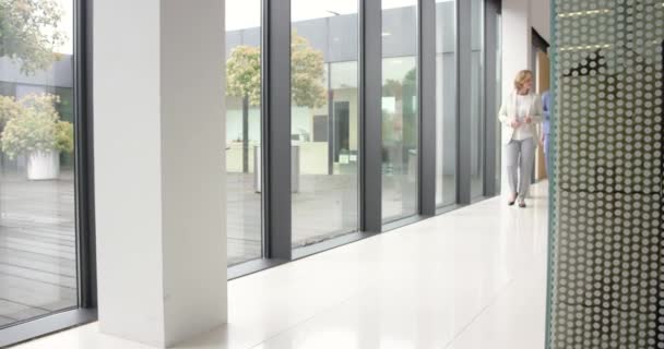 Équipe de six gens d'affaires d "âges divers Descente d'une allée Passage de la caméra