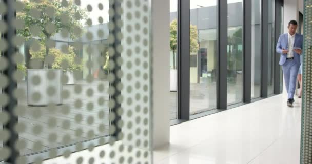 Groupe de six gens d'affaires Une porte dans un espace de bureau bien éclairé