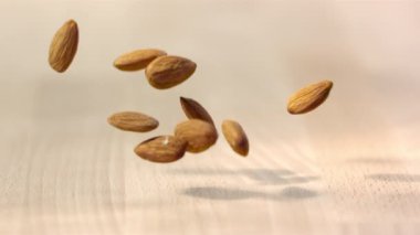 Ahşap yüzeye düşen badem fıstığı yığını, yavaş hareket