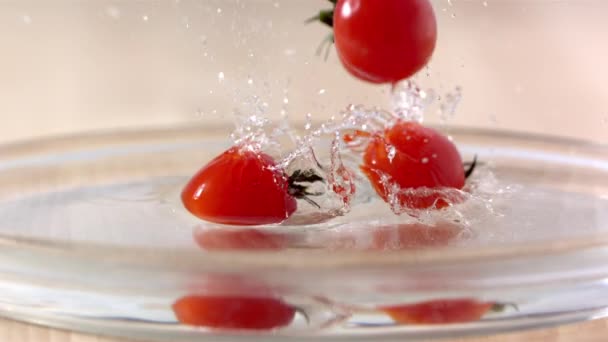 Tomates Cherry Maduros Cayendo Agua Cámara Lenta — Vídeos de Stock