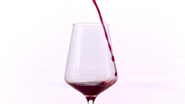 Rode Wijn Gieten Glas Witte Achtergrond Slow Motion — Stockvideo