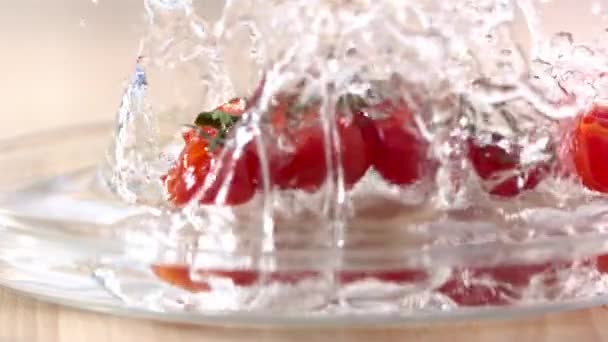 Rijpe Cherry Tomaten Die Watervallen Slow Motion — Stockvideo