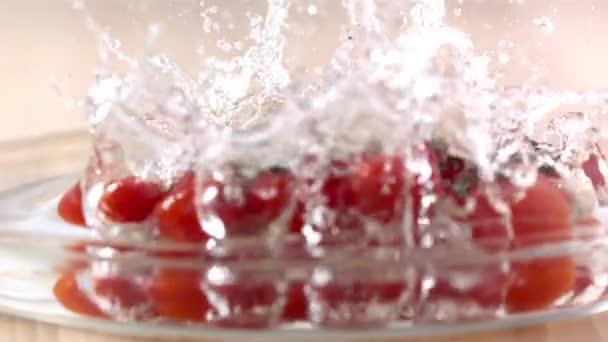 Tomat Matang Ceri Jatuh Dalam Air Gerakan Lambat — Stok Video