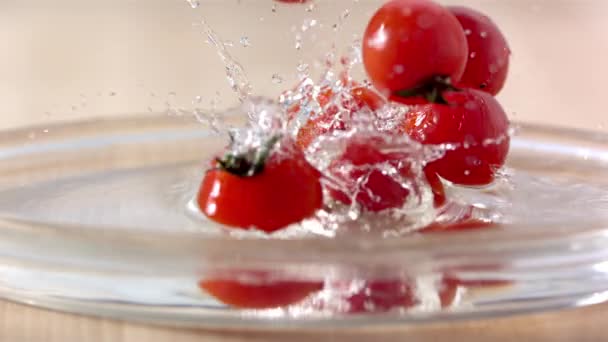 Dojrzałe Wiśniowe Pomidory Opadające Wodzie Zwolnione Tempo — Wideo stockowe