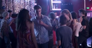 Cuma gecesi diskoda dans eden bir grup gencin orta boy fotoğrafı.