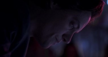 Almaya hazırlanan bir adamın yakın çekimi.