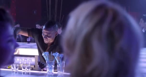 Filmiskt Medium Över Axeln Skott Bartender Som Serverar Drinkar Till — Stockvideo