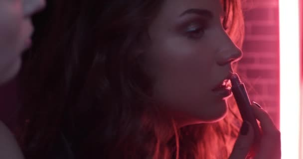 Close Side Shot Una Ragazza Che Mette Rossetto Danza Disco — Video Stock