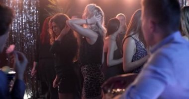 Diskoda Dans Eden Kızların Yavaş-Mo 'sunun Orta-Filmi
