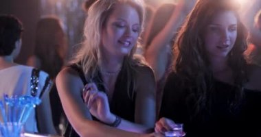 Crouded Disco 'da Arkadaşların Yakın Çekimi Tezahürat Yaparken Tekila Çekimleri