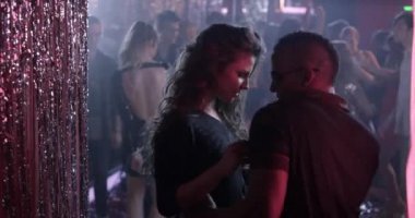 Aynı kızdan hoşlanan iki erkek arasında orta boy bir anlaşmazlık var.