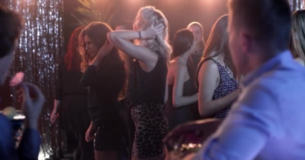 Medium Filmic Shoulder Slow Girls Dancing Disco — стоковое видео