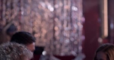 Gece hayatının güzelliklerinin tadını çıkaran bir grup arkadaşa yakın çekim