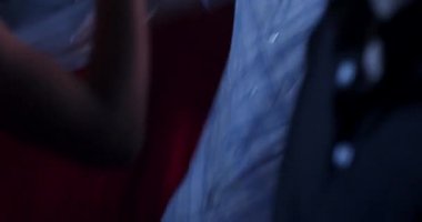 Bir Dansçının Yakın Çekimi ve DJ