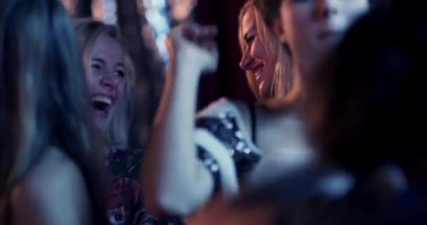 Primo Piano Teste Persone Che Ballano Divertirsi Discoteca — Video Stock