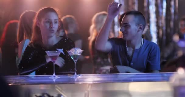 Lit Beautifully Tiro Casal Amigos Conversando Lado Bar — Vídeo de Stock
