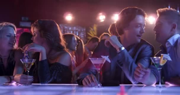 Close Van Vrienden Flirten Tijdens Het Drinken Van Cocktails Disco — Stockvideo