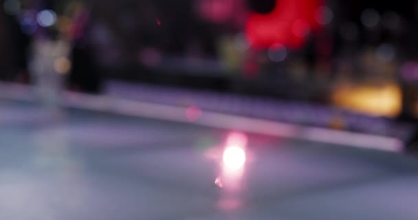 在迪斯科舞厅的酒吧上提供五彩缤纷的鸡尾酒的电影特写 — 图库视频影像