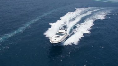 Güneşli bir günde denizdeki lüks yatın manzaralı görüntüleri.