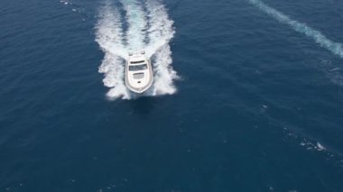 Güneşli bir günde denizdeki lüks yatın manzaralı görüntüleri.