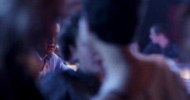 Diskoda Dans Eden Kızları Kesen Erkeklerin Orta Çekimi