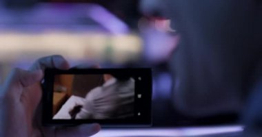 Cep telefonlarının ve sosyal medyanın kötü etkilerini gösteren yakın çekim