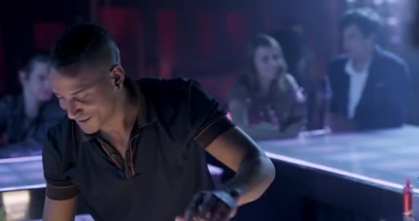 Filmic Close Ots Shot Bartender Servindo Coquetéis Disco — Vídeo de Stock