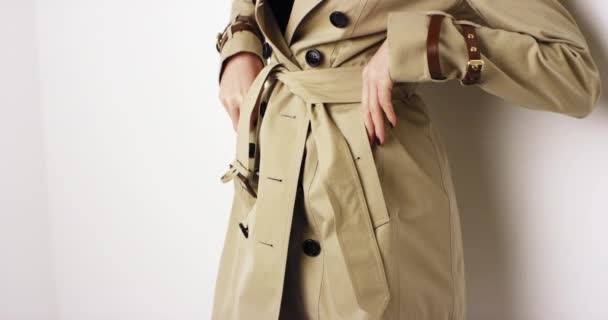 Záběry Krásné Blondýny Trench Kabát Spodní Prádlo Před Bílou Stěnou — Stock video