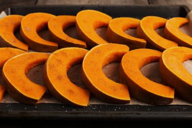 Bir fırın tepsisine pişirmeye hazır pişmiş kabak.