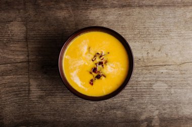 Eski ahşap masa balkabağı çorbası.