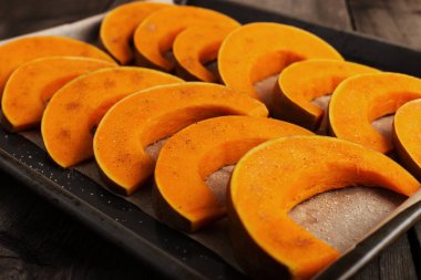 Bir fırın tepsisine pişirmeye hazır pişmiş kabak.