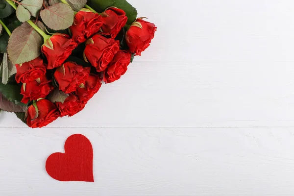 Красные Розы Черви Белом Деревянном Столе Концепция Женского Дня Святого — стоковое фото
