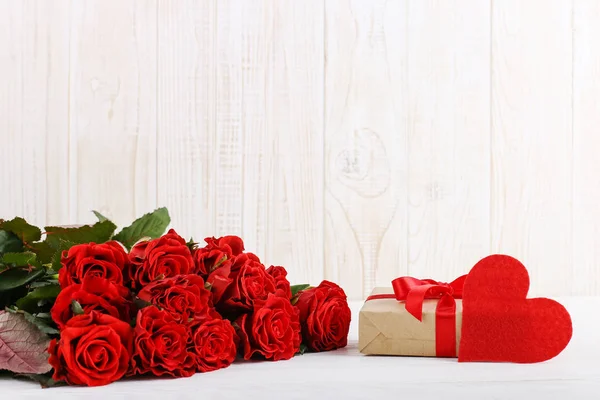 Ein Strauß Roter Rosen Geschenke Und Herzen Auf Einem Weißen — Stockfoto