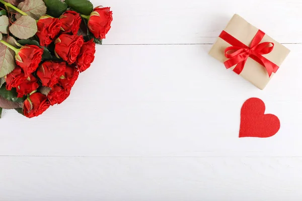 Een Boeket Van Rode Rozen Cadeau Harten Witte Houten Tafel — Stockfoto