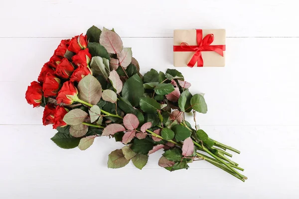 Букет Красных Роз Подарок Белый Деревянный Стол Концепция Женского Дня — стоковое фото