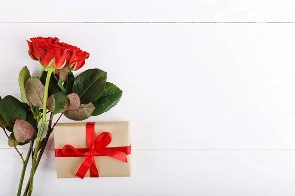一束红玫瑰 白色木桌上的礼物 概念妇女日或情人节 复制空间 — 图库照片